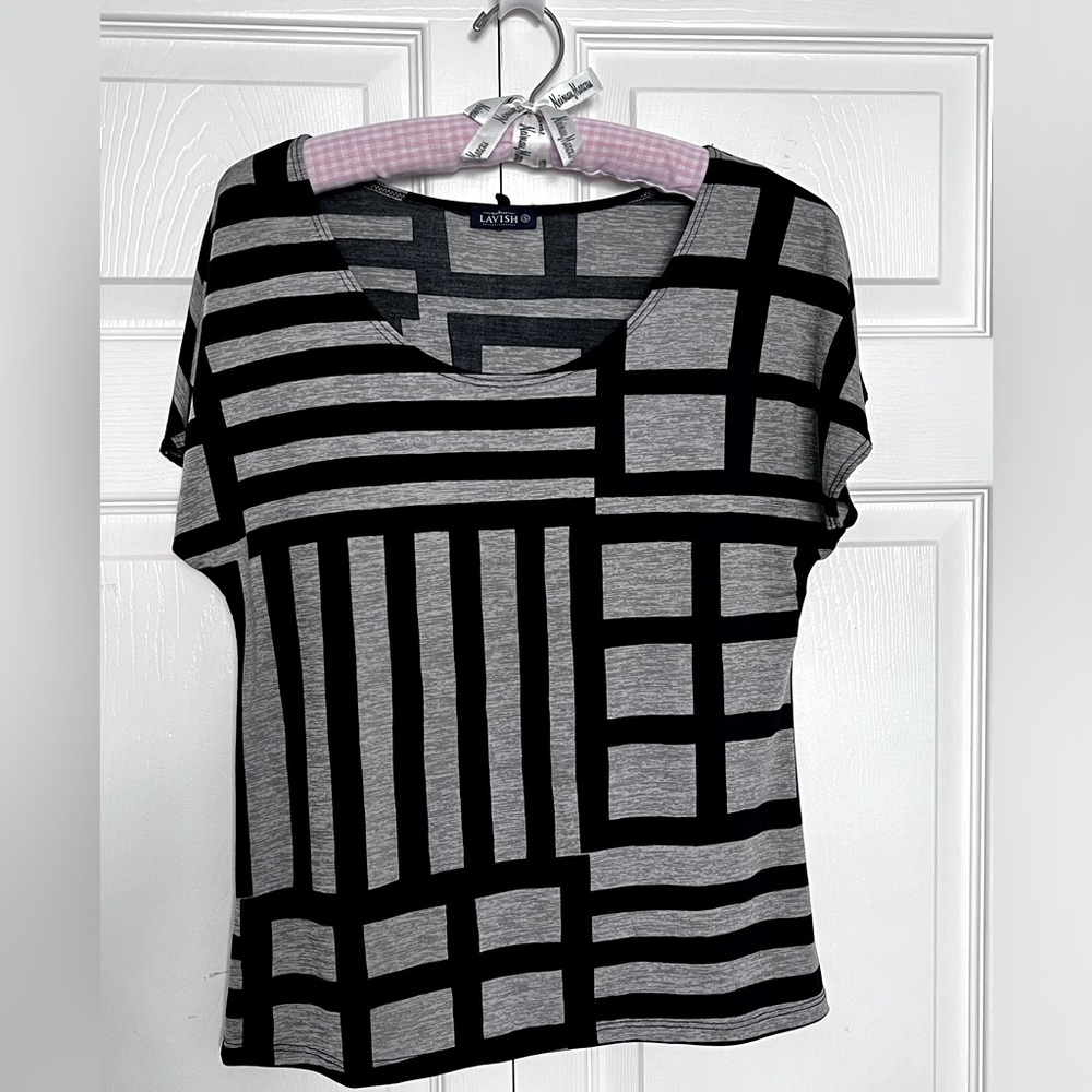 Lavish  Black & Gray Short Sleeve Geometric Pattern Top-Size S